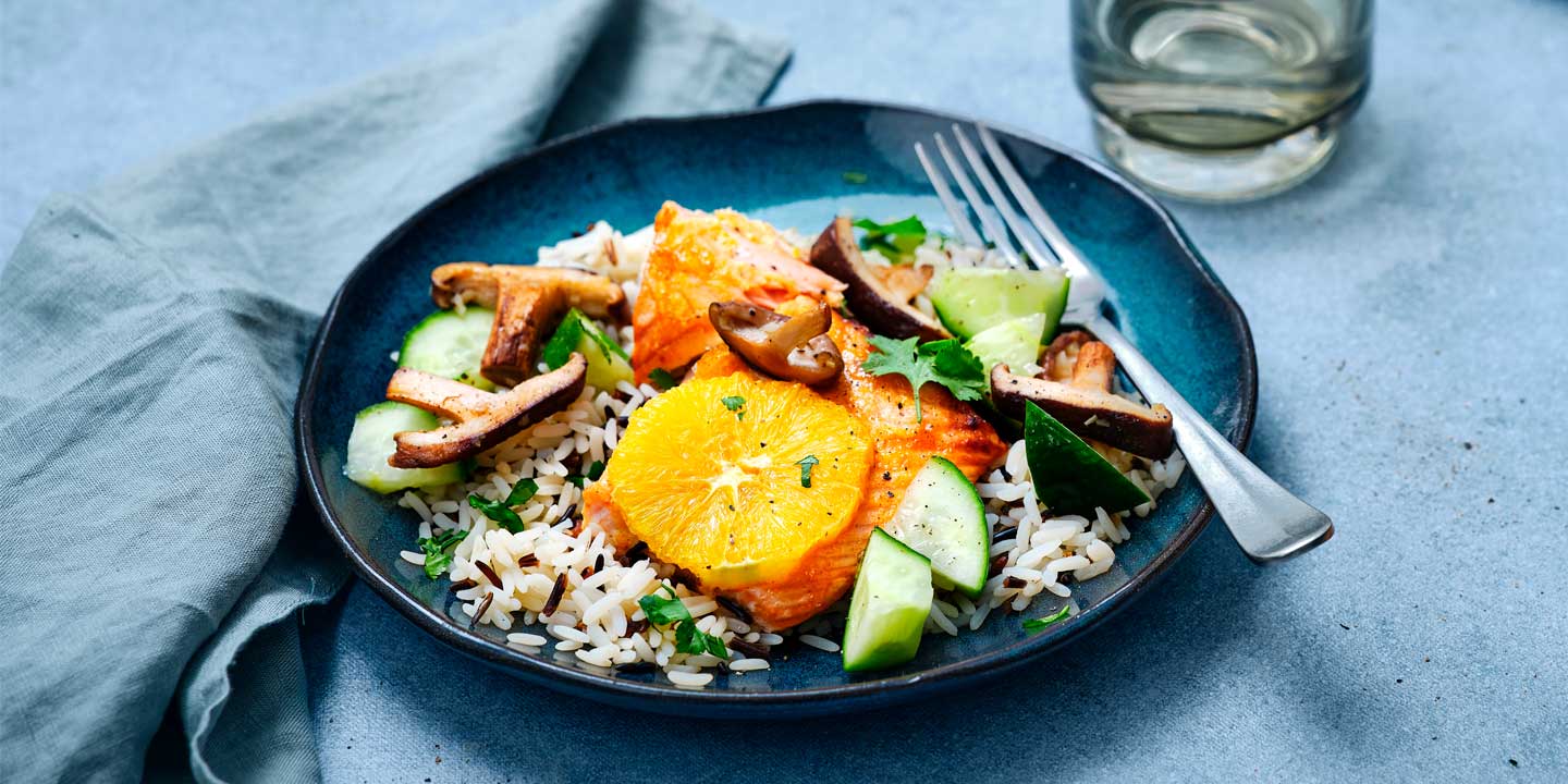 Saumon glacé à l'orange, riz sauvage, shiitake et concombre mariné